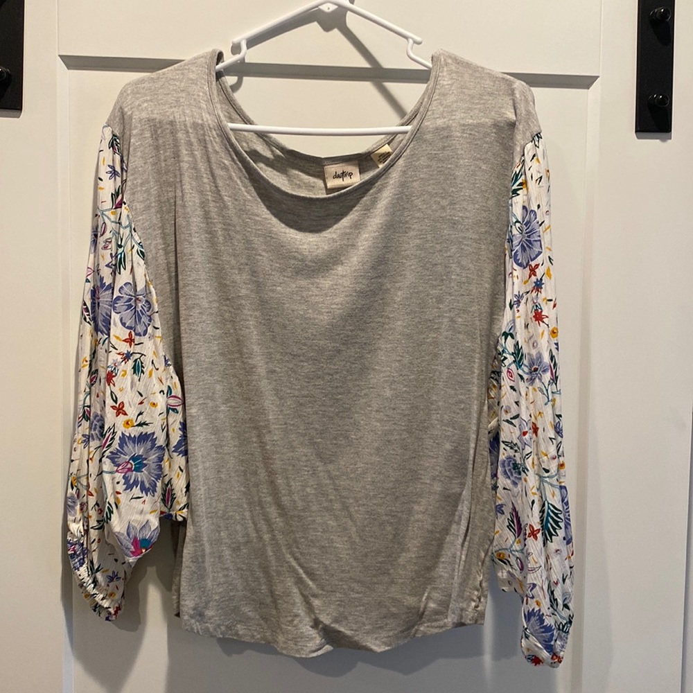Daytrip M silver/gray shirt w colorful sleeves! Perf alone or w Jean jacket!